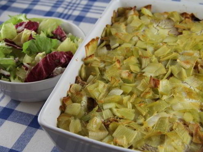 Рецепт английского хлебного пудинга с луком-пореем