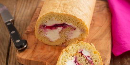 Бисквитный рулет с кремом и желе