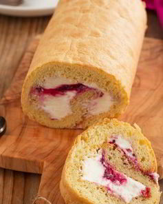 Бисквитный рулет с кремом и желе