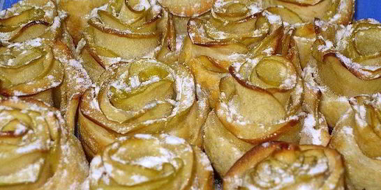 Десерт из слоеного теста Белые розы