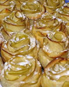 Десерт из слоеного теста Белые розы