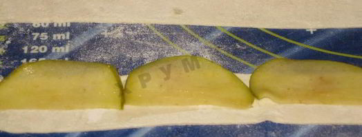 десерт из слоеного теста белые розы. Шаг 4