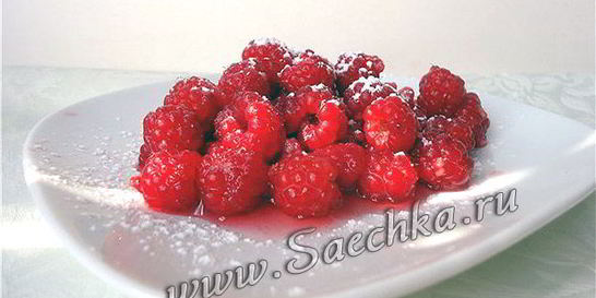 Десерт с малиной