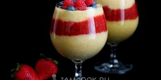 Десерт с манго, клубникой и чиа