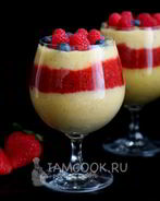 Десерт с манго, клубникой и чиа