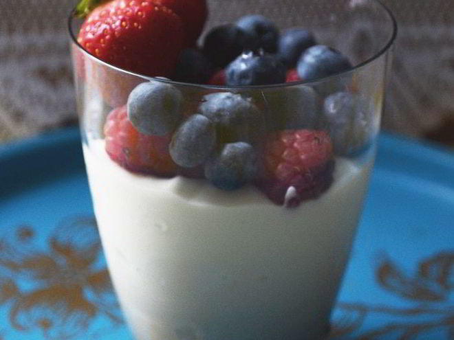 Рецепт домашнего ванильного йогурта с ягодами