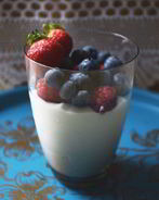 Домашний ванильный йогурт с ягодами
