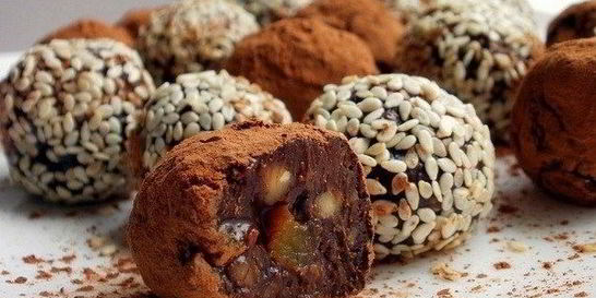 Шоколадные конфеты с курагой и орехами