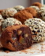 Шоколадные конфеты с курагой и орехами