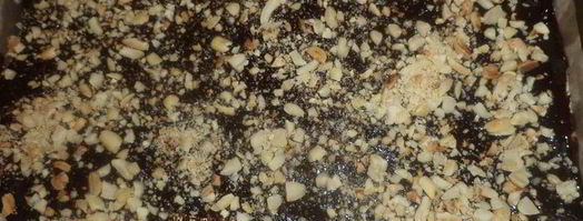 арахисовый десерт с карамельным кремом и шоколадной глазурью без выпечки. Шаг 6