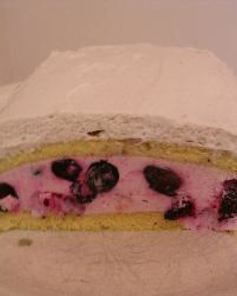 Бисквитный рулет с йогуртовым кремом и ягодами