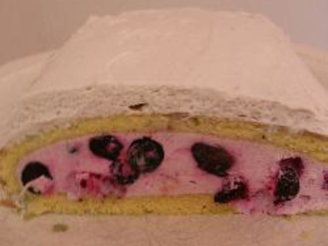 Рецепт бисквитного рулета с йогуртовым кремом и ягодами