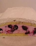 Бисквитный рулет с йогуртовым кремом и ягодами