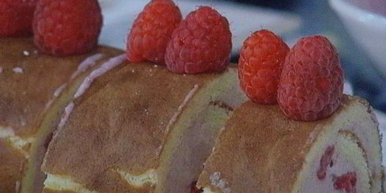 Бисквитный рулет с вишневым кремом и малиной