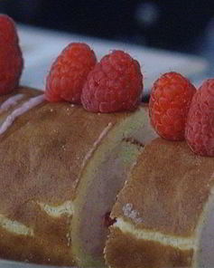 Бисквитный рулет с вишневым кремом и малиной