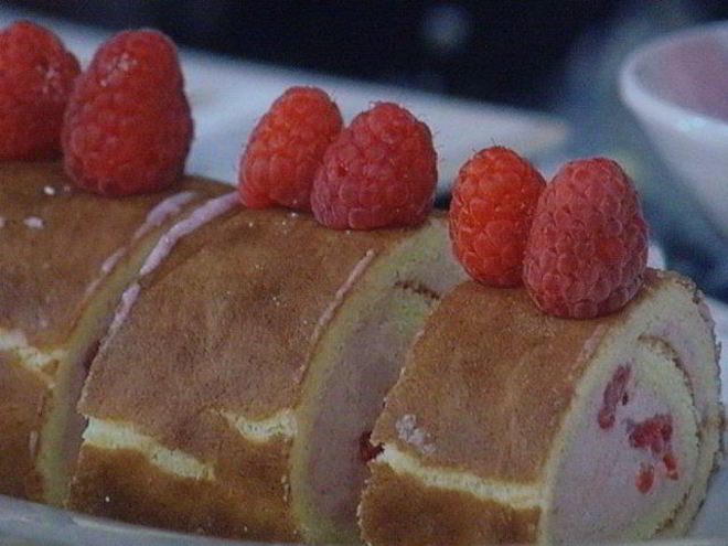 Рецепт бисквитного рулета с вишневым кремом и малиной