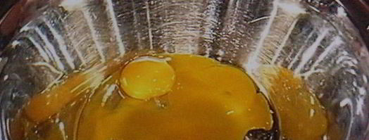 бисквитный рулет с вишневым кремом и малиной. Шаг 2