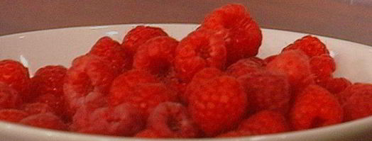 бисквитный рулет с вишневым кремом и малиной. Шаг 11