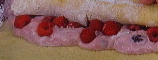 бисквитный рулет с вишневым кремом и малиной. Шаг 14