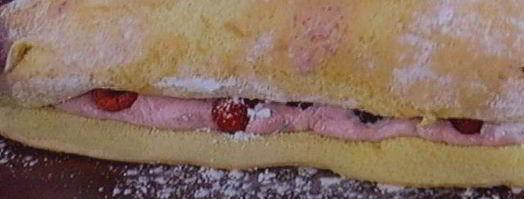 бисквитный рулет с вишневым кремом и малиной. Шаг 15