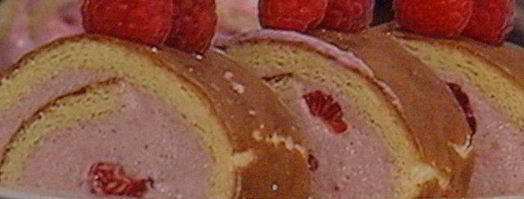 бисквитный рулет с вишневым кремом и малиной. Шаг 16