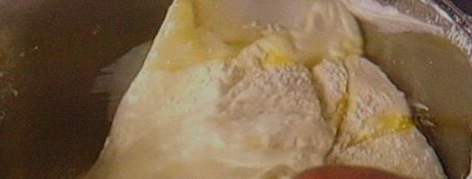 бисквитный рулет с вишневым кремом и малиной. Шаг 3