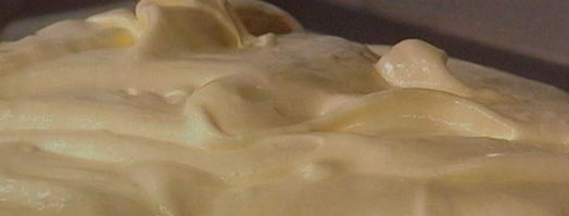 бисквитный рулет с вишневым кремом и малиной. Шаг 4