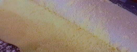 бисквитный рулет с вишневым кремом и малиной. Шаг 7