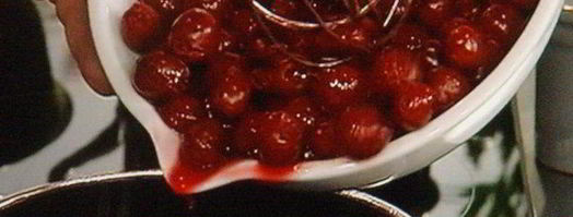 бисквитный рулет с вишневым кремом и малиной. Шаг 8