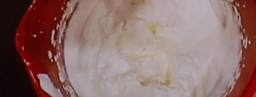 бисквитный рулет с вишневым кремом и малиной. Шаг 10