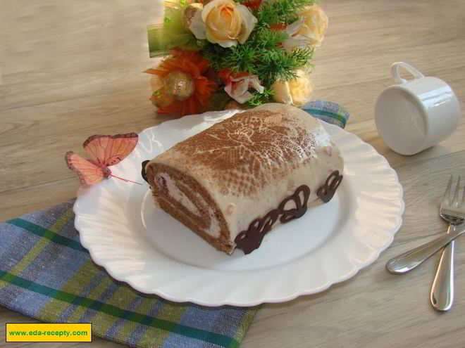 Рецепт бисквитного шоколадного рулета со сливочным кремом, ежевикой и клубникой