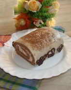 Бисквитный шоколадный рулет со сливочным кремом, ежевикой и клубникой