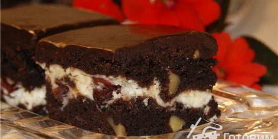 Брауни с крем-чиз, вяленой вишней и орехами