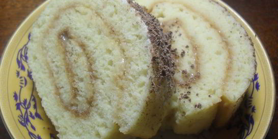 Быстрый рулет со сгущенным молоком и нежным кремом