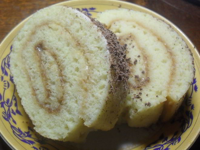 Рецепт быстрого рулета со сгущенным молоком и нежным кремом