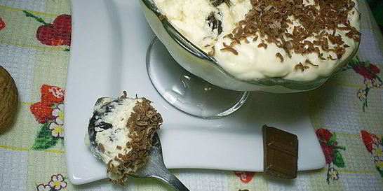 Чернослив с орехами под сметанным кремом