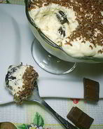 Чернослив с орехами под сметанным кремом