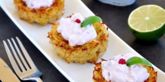 Картофельные корзинки с лососем и творожно-брусничным кремом