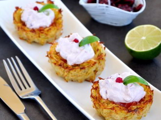 Рецепт картофельных корзинок с лососем и творожно-брусничным кремом