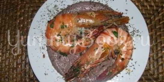 Креветки королевские под кремом из фасоли и оливок