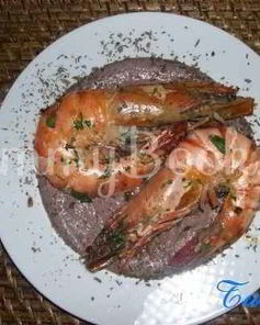 Креветки королевские под кремом из фасоли и оливок