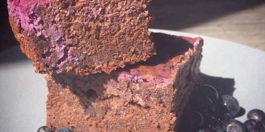 Очень шоколадный брауни со сливочно-черничный кремом