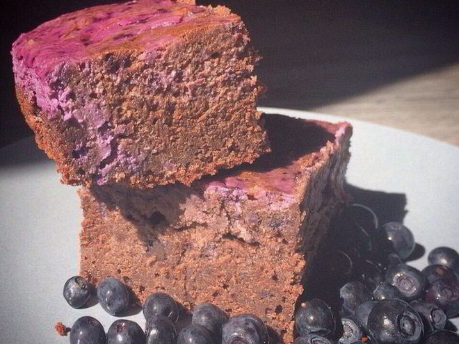 Рецепт очень шоколадного брауни со сливочно-черничный кремом
