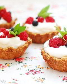 Песочные корзиночки с кремом из белого шоколада и маскарпоне со свежими ягодами