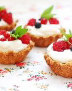 Песочные корзиночки с кремом из белого шоколада и маскарпоне со свежими ягодами