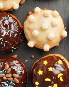 Пончики берлинеры с заварным кремом и шоколадной помадкой