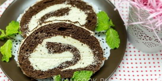 Шоколадный бисквитный рулет со сливочным кремом