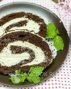 Шоколадный бисквитный рулет со сливочным кремом