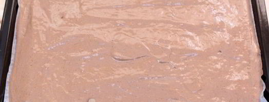 шоколадный бисквитный рулет со сливочным кремом. Шаг 17