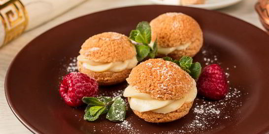 Шу с заварным и малиновым кремом